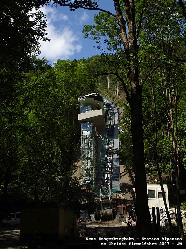 Neue Hungerburgbahn: die Arbeiten sind weit fortgeschritten - hier die obere Mittelstation, genannt  Alpenzoo . Um Christi Himmelfahrt 2007 kHds
