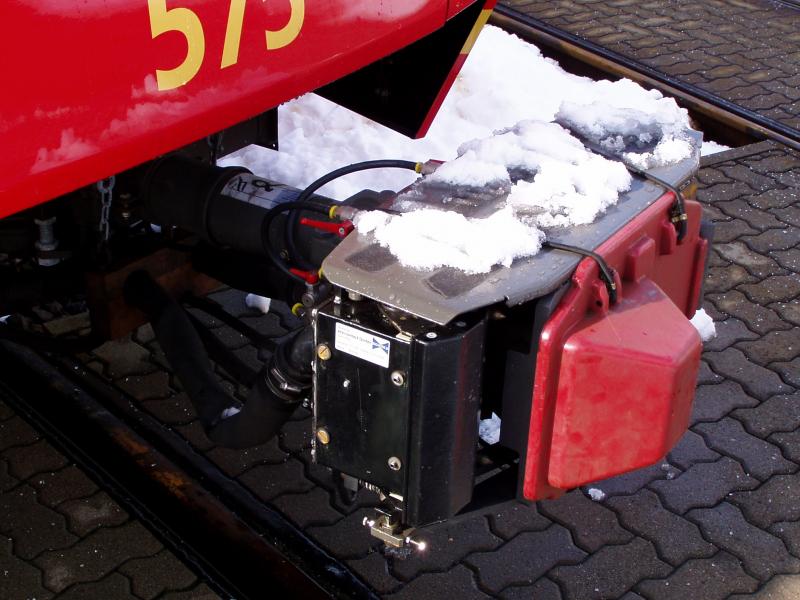 Neue Kupplung von Stadtbahnwagen 575 nach einem Unfall neu eingebaut. Die rote Haube soll vor Schnee und Rost schtzen. 20.02.2005