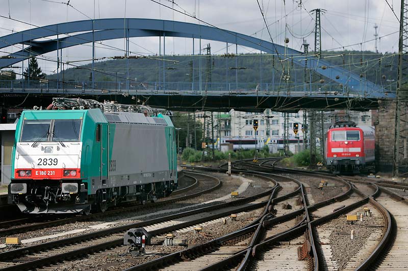 Neue Loks fr Belgien im Aachener Hauptbahnhof: Whrend 2839 eine Pause auf Gleis 6 einlegt, wird von 111 013-9 der Regionalexpress Richtung Siegen bereitgestellt. Im Hintergrund befinden sich zwei Exemplare der neuen Reihe 18, mglicherweise eine Zwischenstation auf dem Weg vom oder zum Prfcenter Wildenrath. Aachen Hbf 24.07.2009