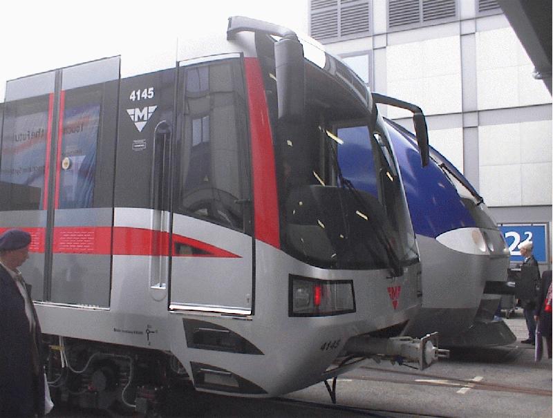 Neue Prager U-Bahn in der Stirnansicht. Einige Daten: Lnge: 96.6 m, Hchstgeschwindigkeit: 80 km/h, Fahrmotoren: 20x160 kW, Fahrmotorumrichter: Duo IGBT Pulswechselrichter. 29.9.02, InnoTrans Berlin