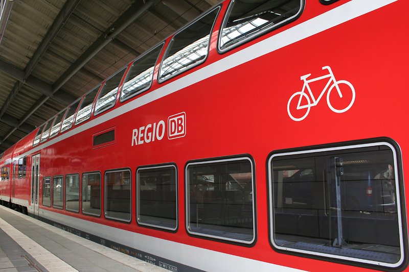 Neue REGIO-Beschriftung an einem RE160-Wagen neuster Bauart.
(Frankfurt/Oder 16.06.2007)