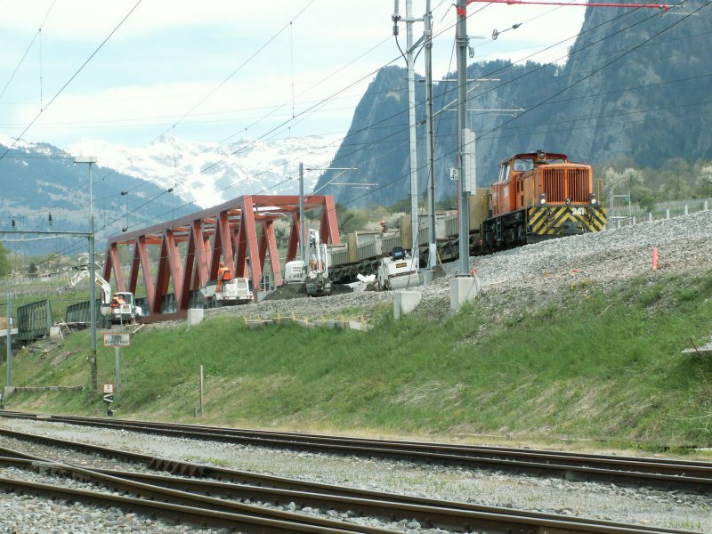 Neue RhB Brcke bei Zizers,Sonntagsarbeit ist angesagt!Ein Schotterzug steht schon auf dem neuen Gleis zur Brcke.Man transportiert jetzt den Schotter der alten Trasse ab.Morgen 
wird die neue Brcke in Betrieb genommen.Zizers 19.04.09