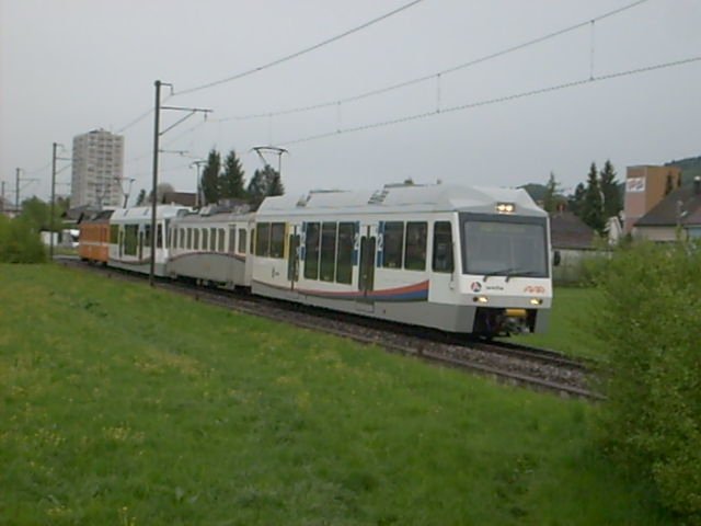 Neue Steuerwagen der AAR Bus und Bahn der Serie ABt 51-61 von Stadler. Hier 2 Exemplare mit dem Be 4/4 17 (teilumgebaut) und dem Be 4/4 25 (noch Orange). Reinach, 28.4.09