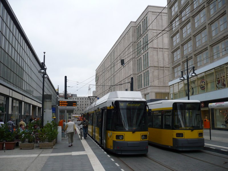 Neue Straenbahnhaltestelle am Alex. Seit einigen Tagen fahren nun auf beiden Seiten des Bahnhofs Straenbahnen. Die Linie M2 bindet die Prenzlauer Allee und Pankow-Heinersdorf nun direkt an den Bahnhof Alexanderplatz an. 3.6.2007