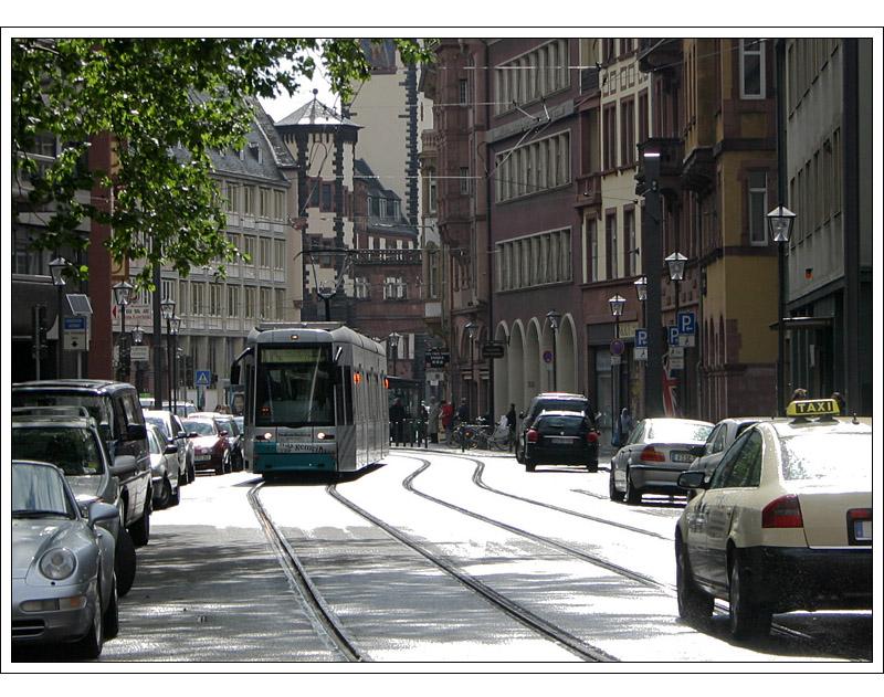 Neue Trams -

Die neue Generation von Niederflur-Trams in Frankfurt ist die Baureihe S. Hier eine Gegenlichtaufnahme in der Braubachstraße in der Innenstadt. 

01.06.2006 (M)
