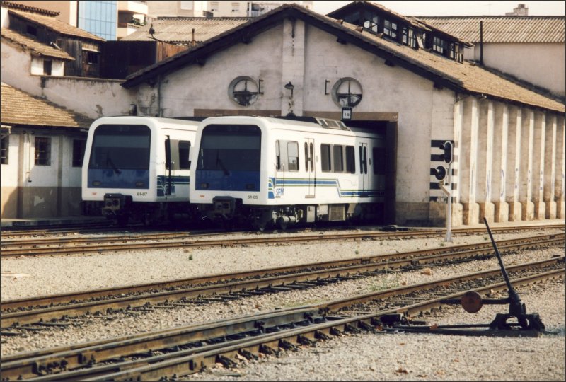 Neue Triebwagen der SFM passen wegen der Klimaaufbauten nicht ganz ins Depot. (Archiv 31.07.1995)