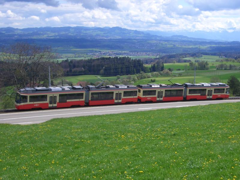 Neue Triebwagenkomposition Be 4/6 der Forchbahn am 24.04.05 in Scheuren.