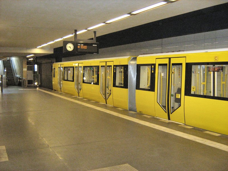 Neue U-Bahnzug Serie H Kleinprofil, hier in Pankow, November 2007