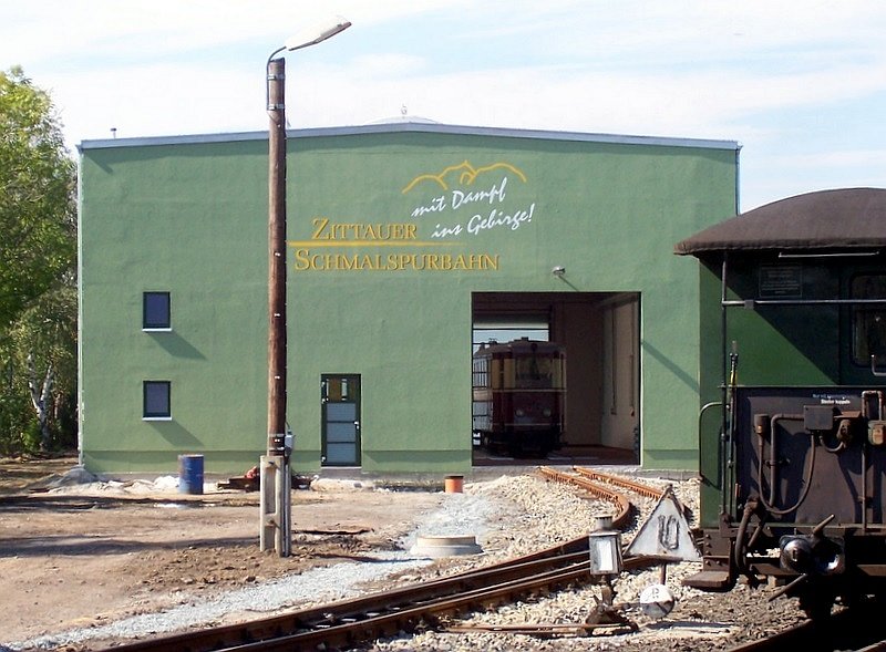 Neue Wartungshalle der Zittauer Schmalspurbahn im Betriebsbahnhof Zittau Hbf am 15.06.2007, in der Halle steht der VT 137 322, der leider bei seiner Probefahrt am 13.07.2007 gleich wieder kaputt gegangen ist. (Von ffentlichen Gelnde aufgenommen!)