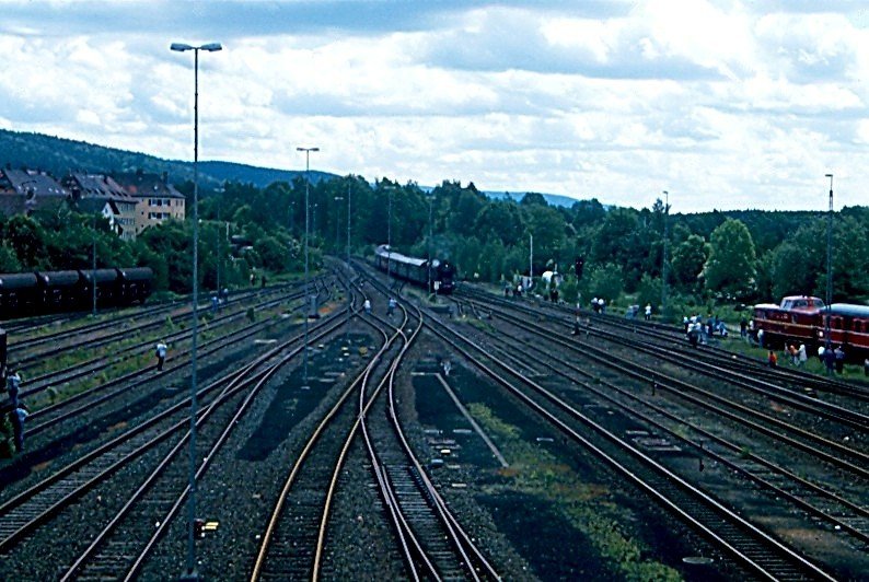 Neuenmarkt-Wirsberg 1994. Zum alljhrlichen Dampflokfest, steuert 03 001, gefhrt von Lokfhrer Lothar Walter, ihren Beitrag da zu bei. Es war eine Einfahrt in der in keiner Ecke des Bahnhofs, der Staub da noch lag, wo er vorher lag. Es war echt grandios  