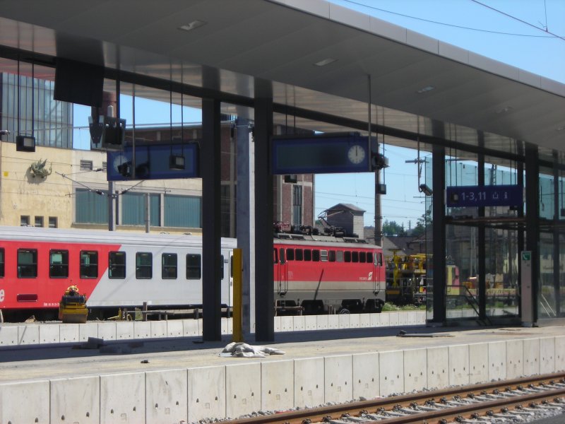 Neuer Bahnsteig 4+5 mit Zugzielanzeige.