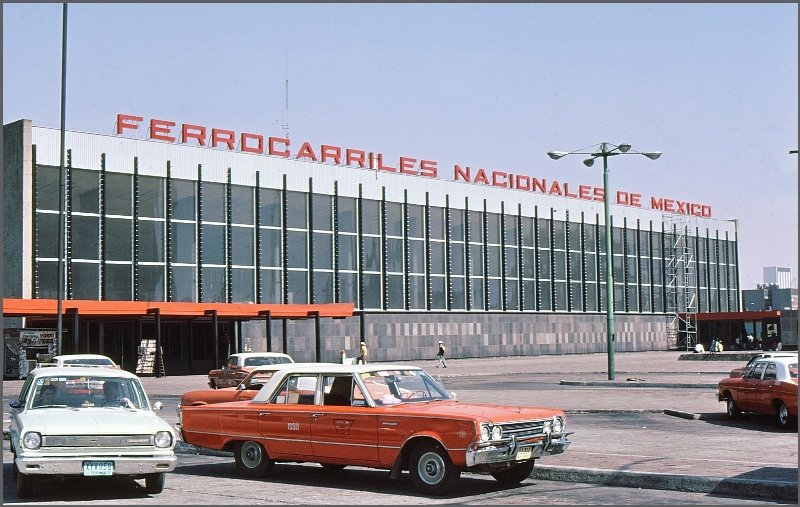 Neuer Hauptbahnhof von Mexico City im Februar 1977. Schon damals stand ein einziger Zug auf einem der zahlreichen Kopfgeleise und was spter nach dem Ende des Personenverkehrs mit dem Gebude passiert ist entzieht sich leider meiner Kenntnis. (Archiv 02/77)