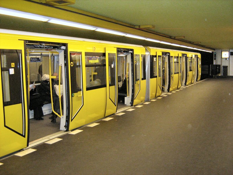 Neuer, Moderner U-Bahn-KLEINprofilzug, hier am 13. 12. 2007 auf der U 2