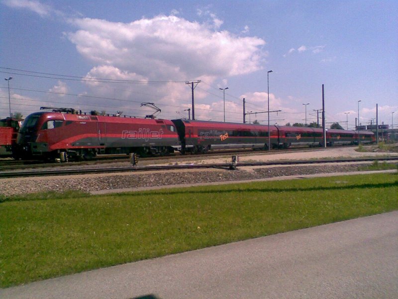 Neuer Railjet mit 1116 201-3 vor Beginn der Testfahrten im Bf. Amstetten

Leider nur Handyfoto!
