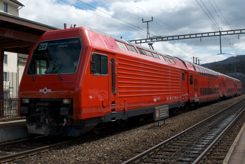 Neuer SZU DPZ mit Re 456-551 und Doppelstockwagen in Langnau Gattikon. Der Zug konnte von der SBB bernommen werden und erhielt das Design der SZU. 19.4.2008  