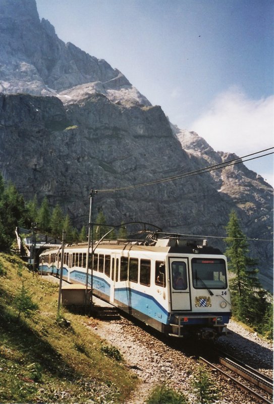 Neuer Triebzug Nr. 14 der Bayerischen Zuspitzbahn (Meterspur-Adhsions-Zahnradbahn), im Haltepunkt Riffelri 1639m, im Juli 2009.