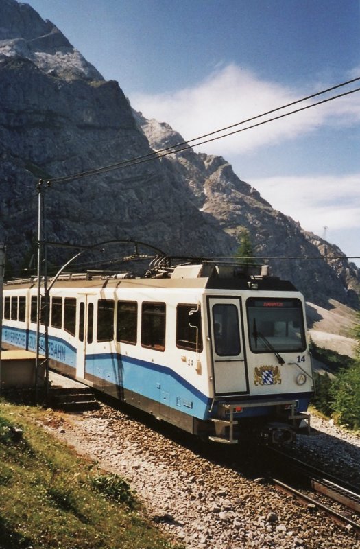 Neuer Triebzug Nr. 14 der Bayerischen Zuspitzbahn (Meterspur-Adhsions-Zahnradbahn), im Haltepunkt Riffelri 1639m, im Juli 2009.