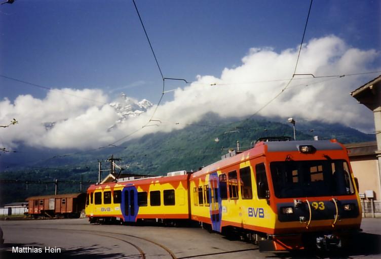 Neuer Triebzug  Nr. 93 der Bex-Villars-Bretaye-Bahn BVB (Meterspur Adhsions- und Zahnradbahn) in Bex 411m, im Mai 2002.