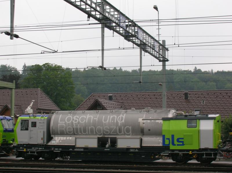 Neuer Tunnelrettungszug bei der Einweihung am 20.08.2005 in Spiez.