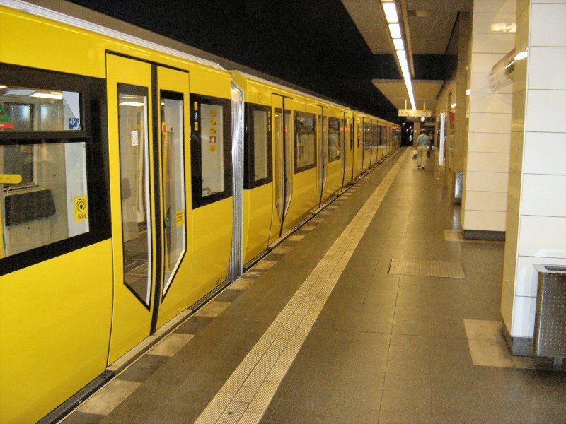 Neuer U-Bahnzug Typ H Kleinprofil in Pankow, November 2007