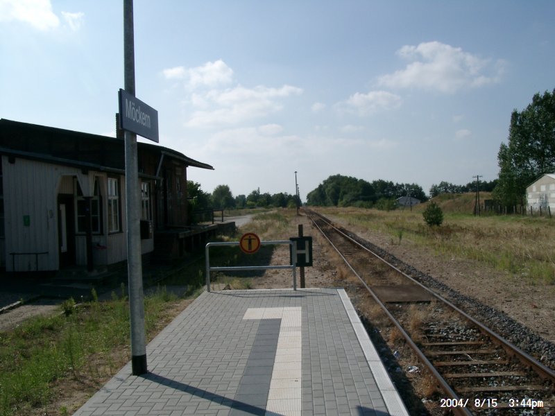 neuerBAhnsteig in Mckern(Magdeburg) und Ansicht des alten Bahnhofs (heute teilweise Gaststtte) 