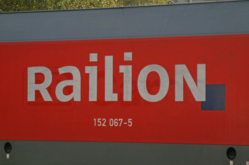 Neues und altes Logo auf moderner Lok. 152 067 trgt unter dem (schon alten) RaiLioN Logo noch das DB Cargo Logo. (04.10.07 in Kreuztal)
