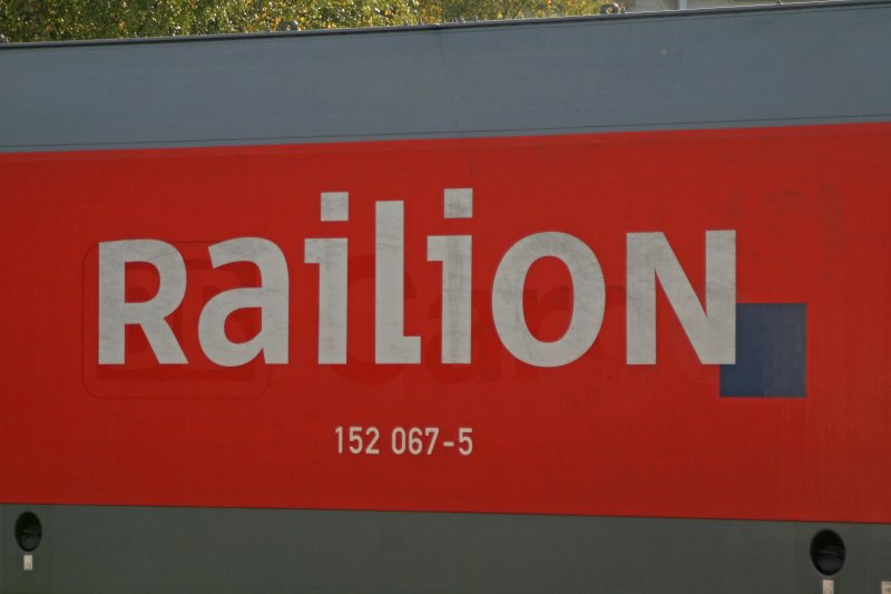 Neues und altes Logo auf moderner Lok. 152 067 tr�gt unter dem (schon alten) RaiLioN Logo noch das DB Cargo Logo. (04.10.07 in Kreuztal)