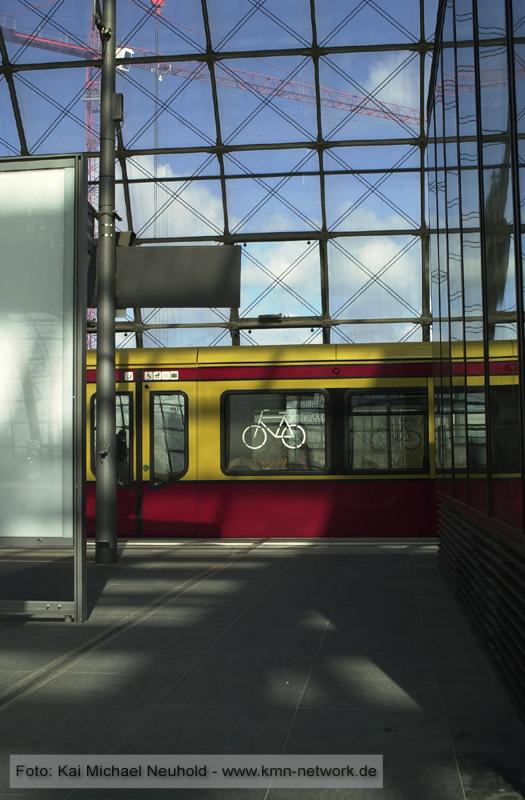 Neues Detail an den Wagen der Berliner S-Bahn - das Fahrrad-Symbol.