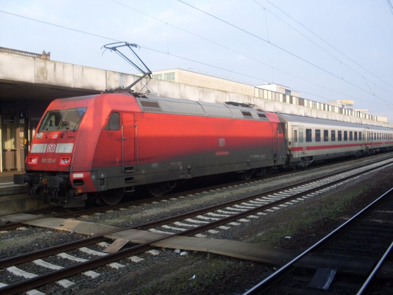 Neues Farbkonzept auf der 101 023 hie in Hannover HBF