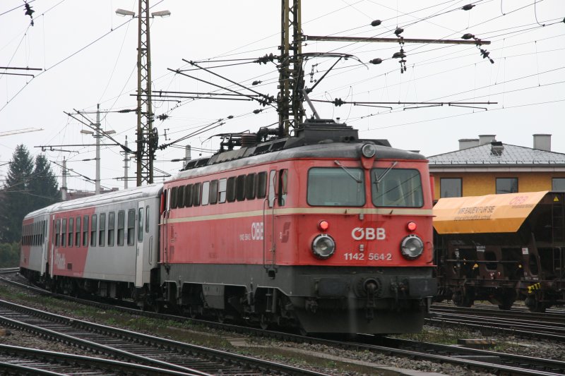 Neues �BB-Logo auch auf  Altlackeloks . REX 5920 nach Passau mit 1142 564 aufgenommen am 10. M�rz 2007 in Wels