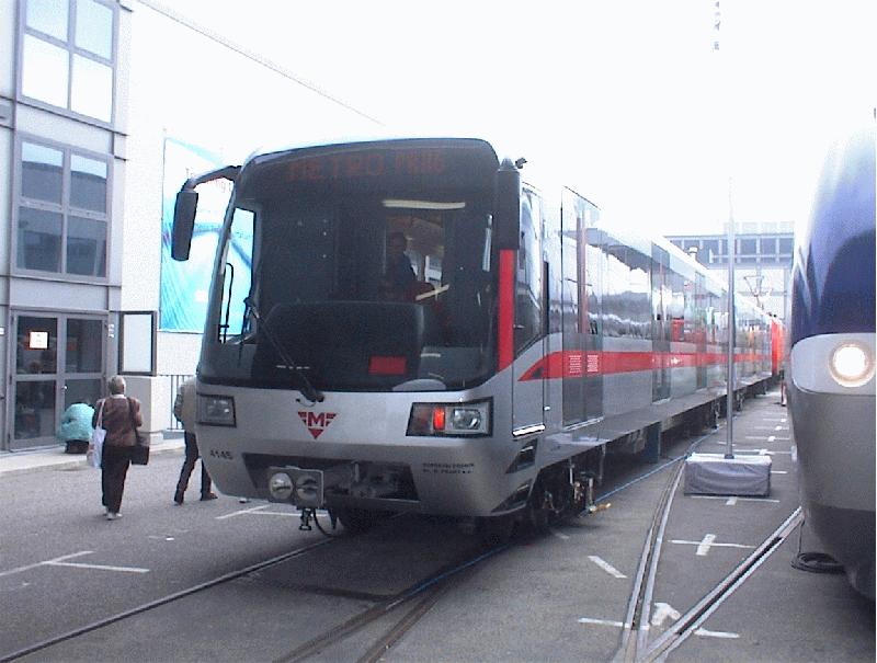Neues U-Bahn-Fahrzeug fr Prag von Siemens auf der Innotrans 2002 in Berlin.
