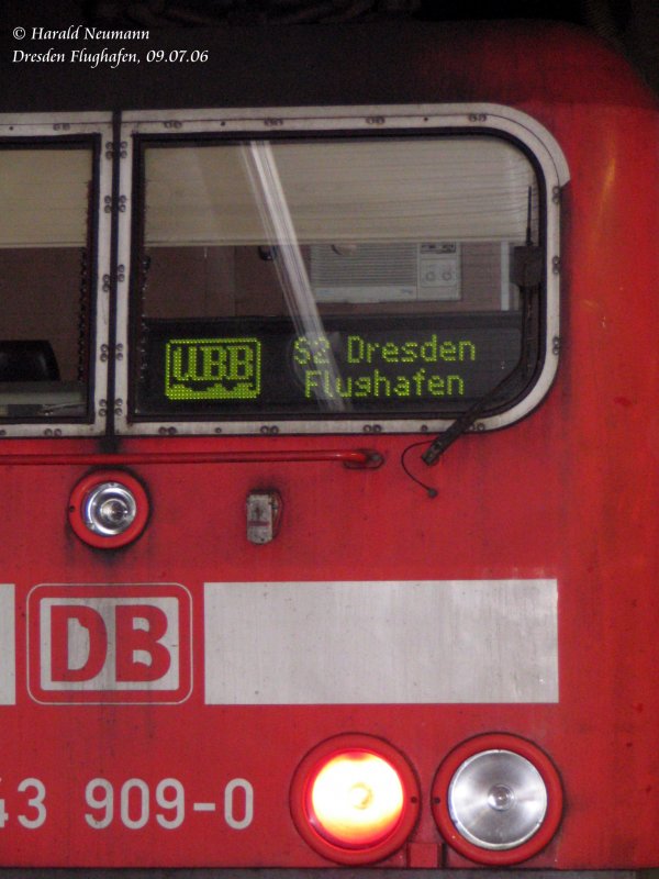 Neueste Linie der Usedomer Bder Bahn (UBB): die Linie S2 Dresden Hbf - Dresden Flughafen. Hier Tfz 143 909 am 09.07.06 in Dresden Flughafen. ;)