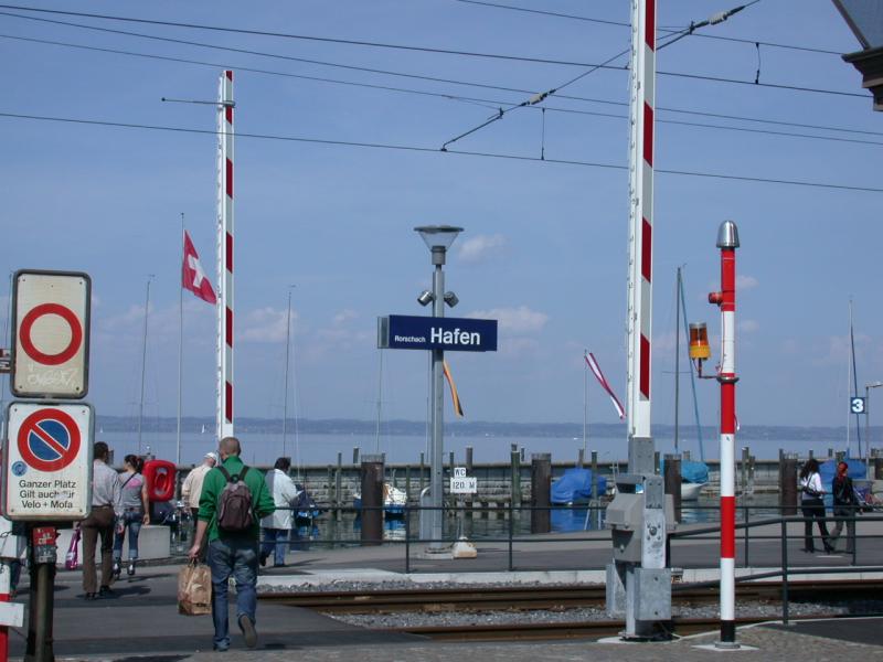 Neugestalteter Bahnhof Rorschach Hafen mit Barrierenanlage fr Fussgnger und Fahrradfahrer. Fotografiert am 02.05.2006