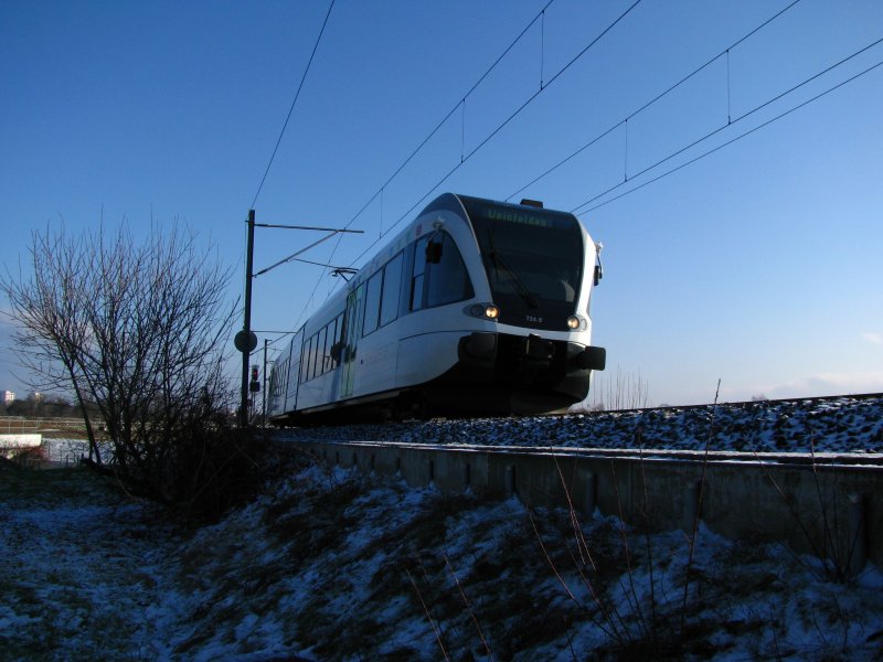Neujahr 2009: Der RABe 526 734 erklimmt von Konstanz her kommend bei der Verzweigung Tgermoos die ersten Meter in Richtung Weinfelden. 
