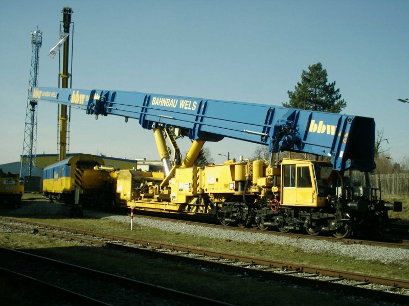 Neulich waren die Krne des Bahnbau Wels (bbw) abgestellt, als wren sie in Aktion - anscheinend wollte man sich ein bisschen prsentieren, am Arm in Hintergrund hngt sogar ein bbw-Wimpel. [10.02.07]