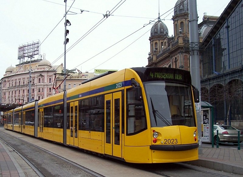 Neunteiliger Triebzug 2023 Combino Supra Budapest NF12B der BKV Budapest am 19.01.2007 vor dem Bahnhof Budapest-Nyugati, diese Zge fahren seit 2006 die Linien 4 und 6.