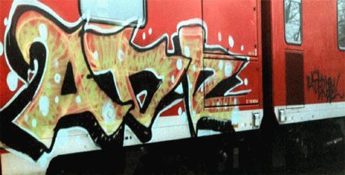 neuster Dosto Wagen beschmutzt mit einem Grafitti, Cottbus Hbf