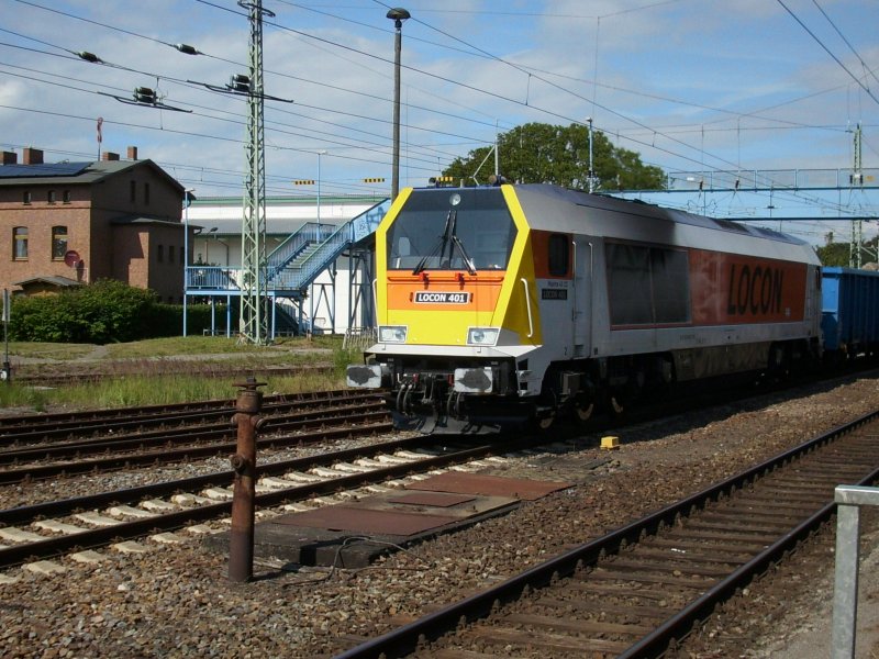 Neuster Neuzugang bei LOCON ist die Voith Maxima 40CC.Am 12.Juli 2009 erwischte ich die Lok 401 als Diese mit dem Kreidezug von Klementelvitz durch Bergen/Rgen fuhr. 