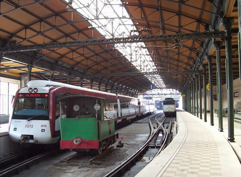 Neuster, vierteiliger E-Triebzug 3616 nach Balmaseda am 27.09.2005 in der Bahnsteighalle Bilbao-Concordia, daneben eine kleine Dampf-Museumslok. Hinten rechts ist der Touristenzug der ZEVE abgestellt, letzter sichtbare Wagen ist ein Generatorwagen.