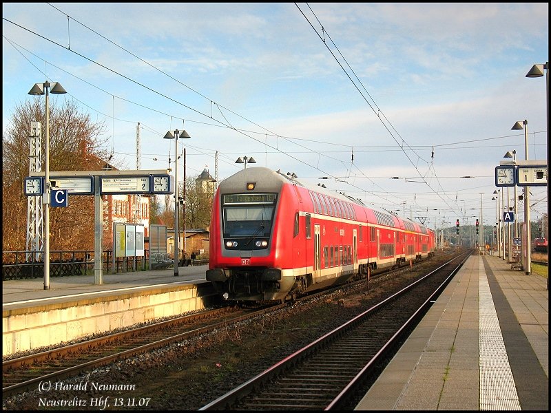 Neustrelitz Hbf am 13.11.07, 09:00 Uhr: Am Gleis 2 fhrt ein, der RE 38309 von Stralsund nach Falkenberg/Elster. 