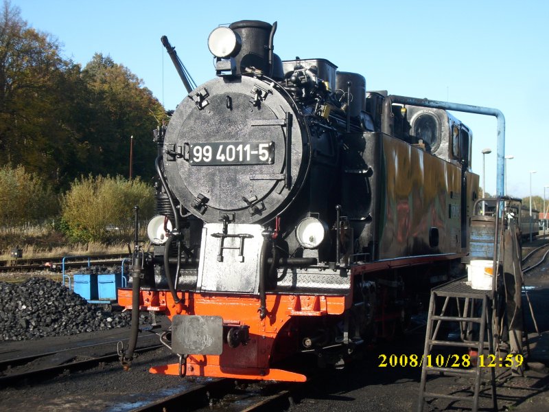 Neuzugang beim Rasenden Roland:99 4011 beim Wassernehmen am 28.10.2008 in der Einsatzstelle Putbus.