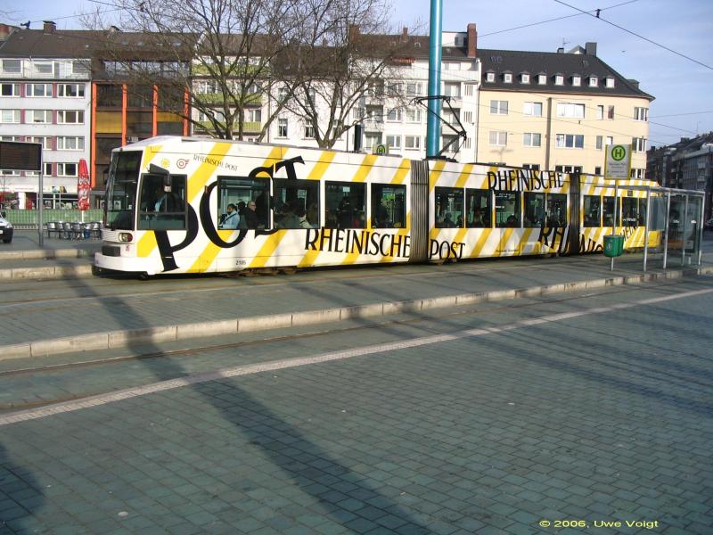 NF6 2105 am 21.3.2006 am Worringer Platz. Mit dieser Vollwerbung sind erstaunlich viele dieser Bahnen versehen.