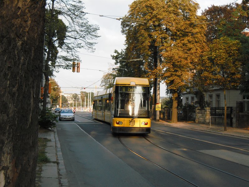 NGT 2593 wechselt das Gleis um auf das stadteinwrtige Gleis zu gelangen. Zwischen Bahn und Auto sieht man das abgetrennte Gleis aus Dresden-Bhlau. Gleich dahinter beginnt die Baustelle der Waldschlsschenbrcke. Ab 28.11.09 soll die Bahn wieder fahren.
10.09.09