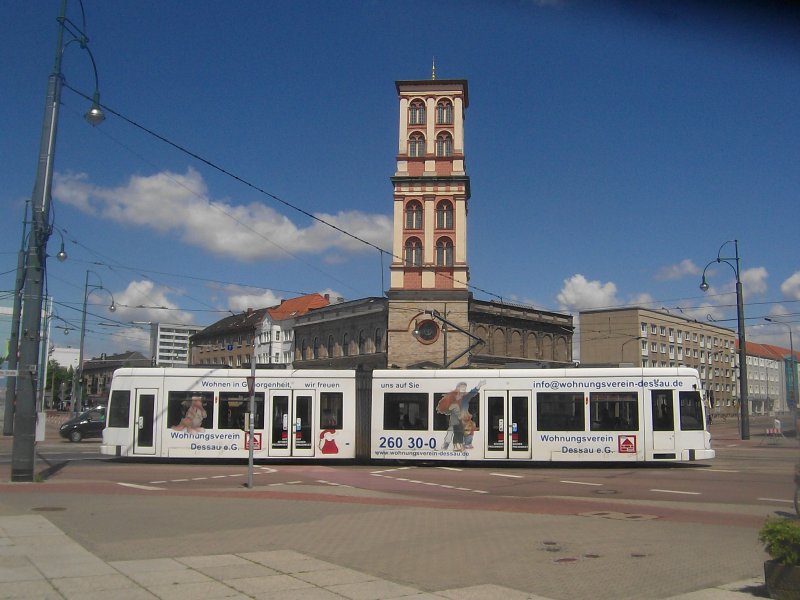 NGT 302 mit Blick zum Museum am 05.07.2008. An diesem Tag war der Streckenabschnitt Museum - Hauptbahnhof gesperrt, sodass eine Pendellinie 1/3 zwischen Junkerspark und Dessau-Sd eingerichtet wurde.