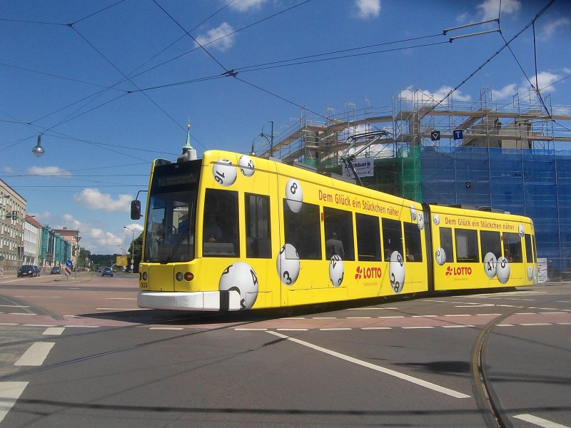 NGT 303 auf der Museumskreuzung am 05.07.2008. Er war der einizge Wagen der die Linie Junkerspark - Dessau-Sd richtigerweise als  2  gekennzeichnet hat.