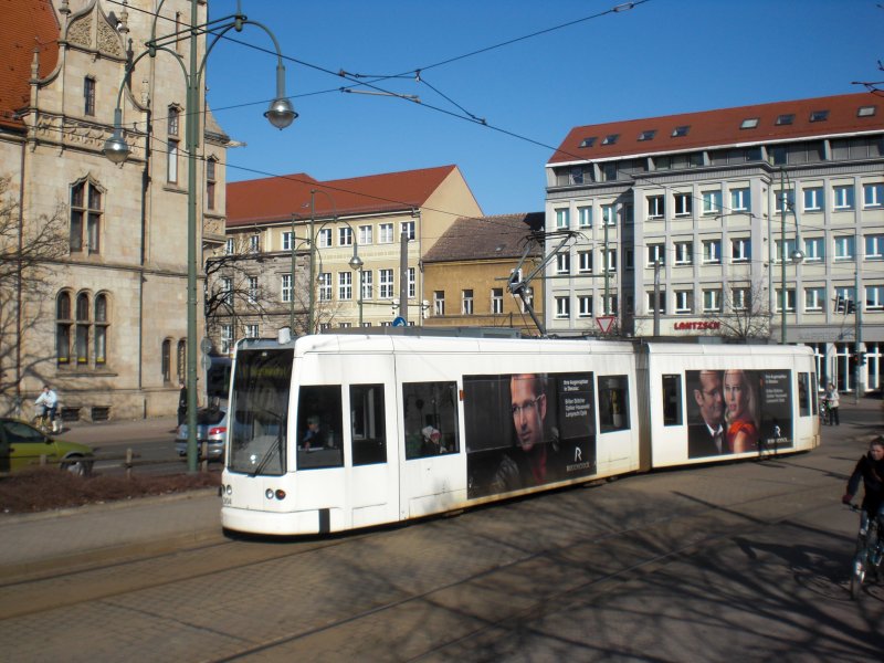 NGT 304 biegt am 17. M�rz in die Haltestelle Hauptpost ein.