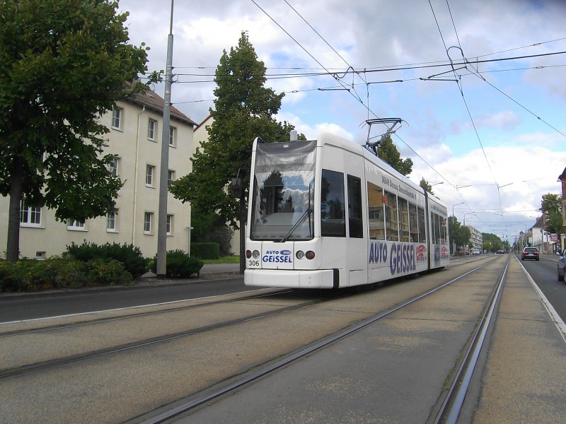 NGT 306 am 21.09.08 in Hhe des ehemaligen Betriebshofes  Heide 100  in Richtung Kreuzbergstrae als vorletztes Fahrzeug auf Linie 4 im Jahre 2008.