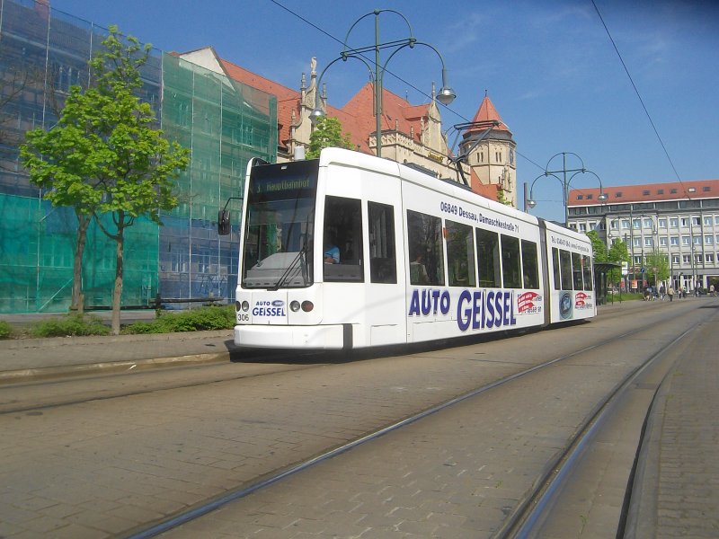 NGT 306, einige Tage vorher noch in der HU, f�hrt am 26.04.2008 zum Hauptbahnhof. Haltestelle Post.