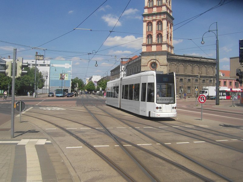 NGT 310 am 01.07.2008, erstmals wei unterwegs, quert die Museumskreuzung als Linie 1 zum Hauptbahnhof.