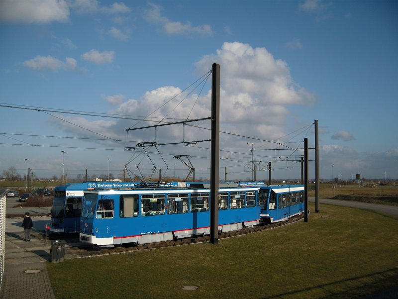 NGT 654(6NGTDWE) und T6m 805 stehen in der Schleife Sdblick. Rostock, 11.Mrz 2009
